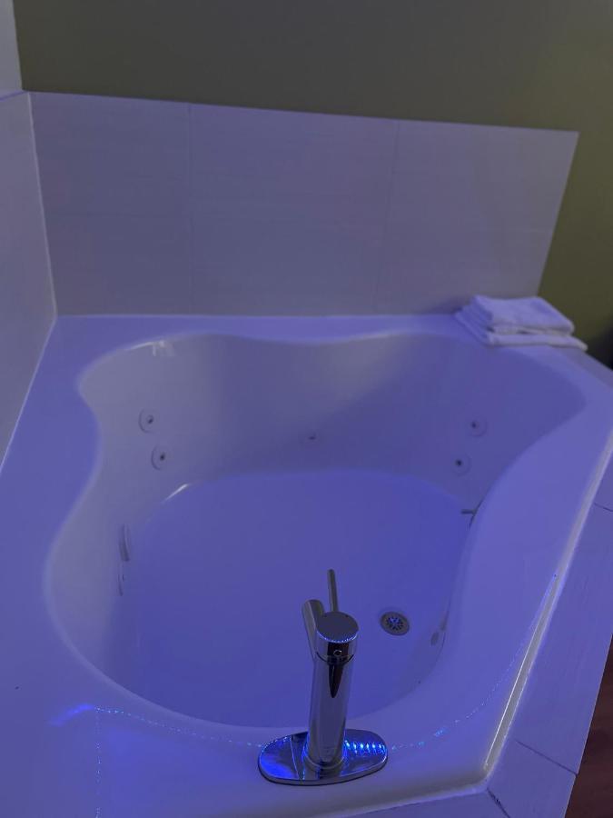 Willow Lodge Willoughby Cleveland エクステリア 写真